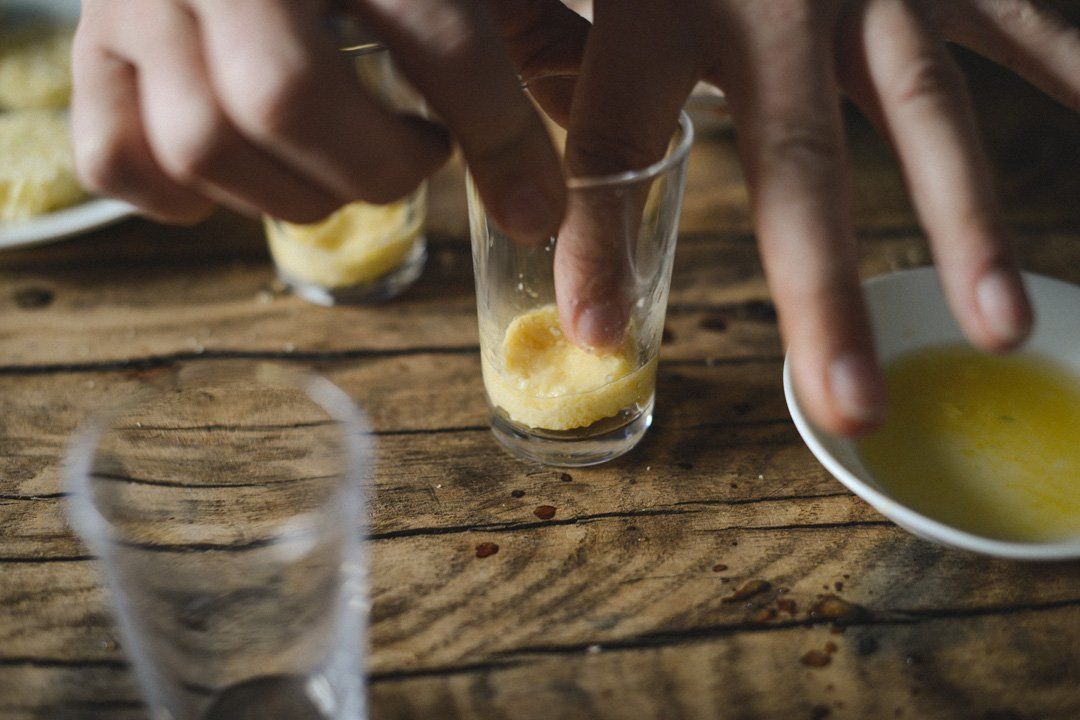 Déposer une rondelle de brioche au fond de la verrine